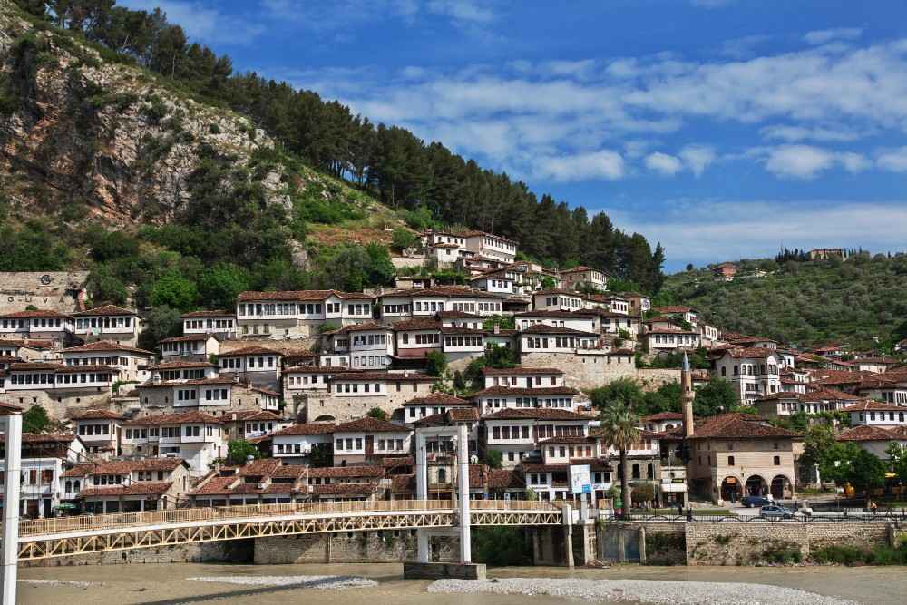 Udhëtim me makinë nga Tirana në Berat, makina me qera në Shqipëri, makine me qera në Tiranë